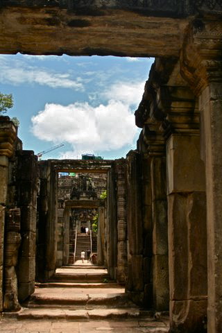 angkor_wat_ruins_siem_reap_cambodia