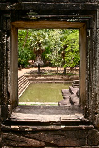 angkor_wat_pool_siem_reap_cambodia