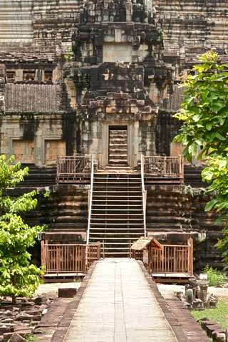 angkor_wat_under_construction_siem_reap_cambodia