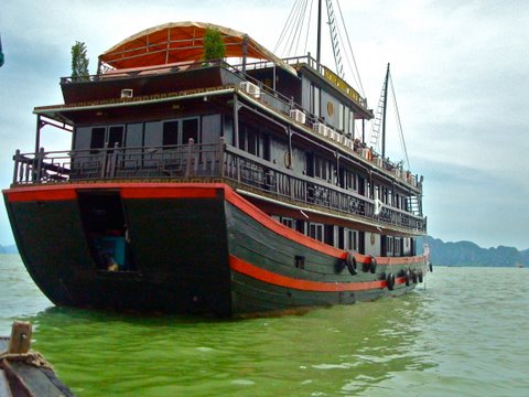 boat_halong_bay_vietnam